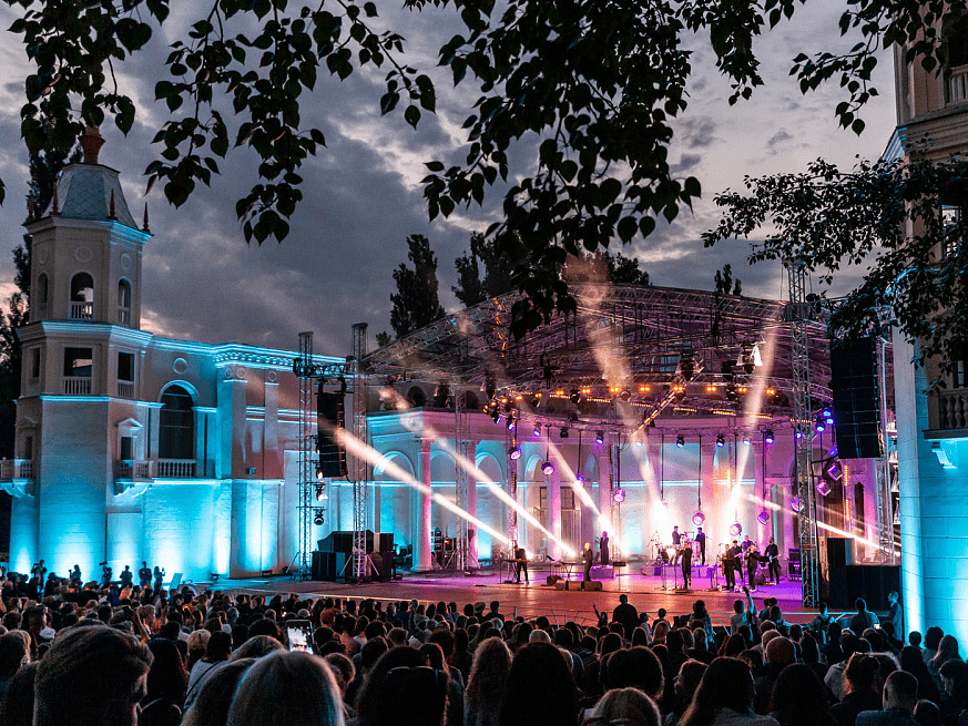 Афиша Зеленого театра в сентябре: яркие вечера под открытым небом